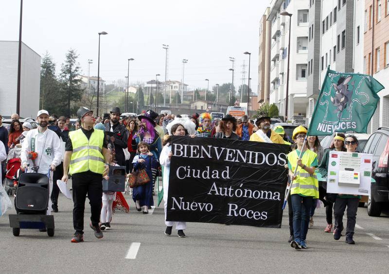 El barrio gijonés inicia el carnaval con una denuncia por la falta de servicios.