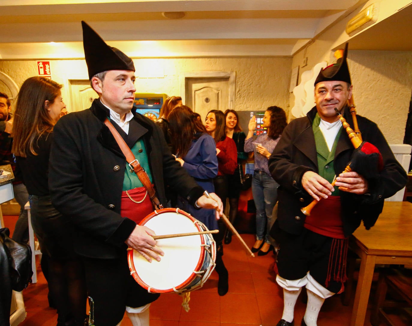 El XIV Certamen de Cancios de Chigre de Pola de Siero, patrocinado por EL COMERCIO, llenó, un año más, los locales de la capital sierense de música y buen ambiente de mano de once tertulias.