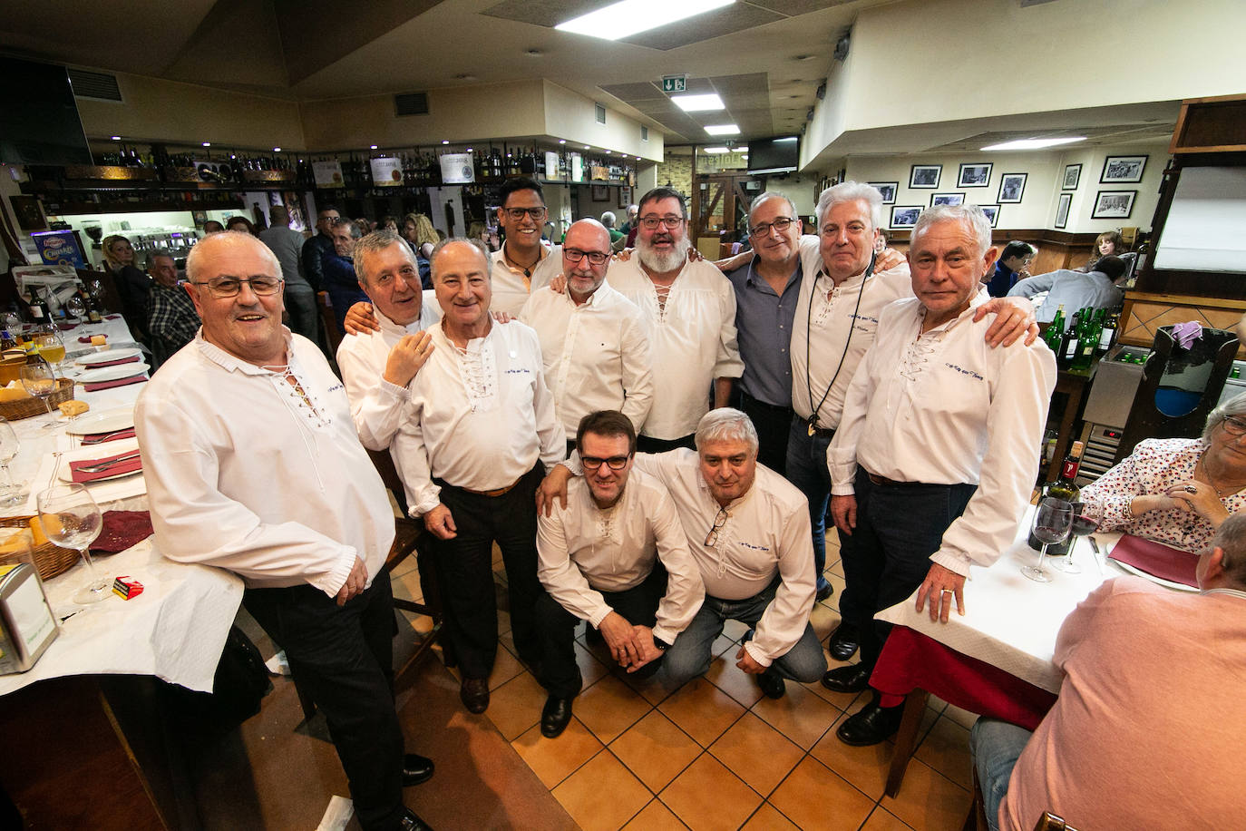 El XIV Certamen de Cancios de Chigre de Pola de Siero, patrocinado por EL COMERCIO, llenó, un año más, los locales de la capital sierense de música y buen ambiente de mano de once tertulias.