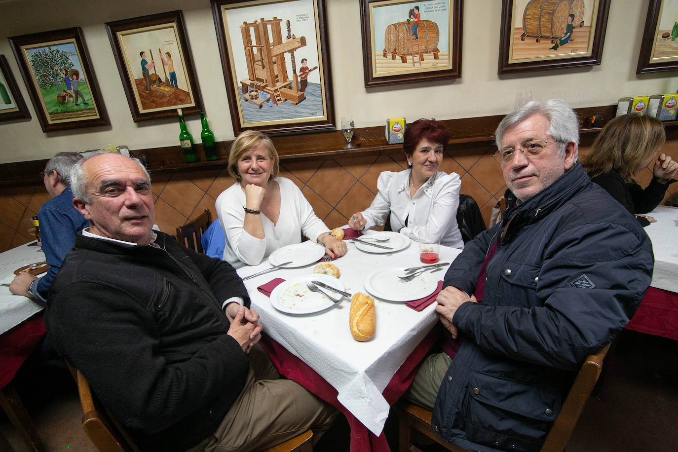 El XIV Certamen de Cancios de Chigre de Pola de Siero, patrocinado por EL COMERCIO, llenó, un año más, los locales de la capital sierense de música y buen ambiente de mano de once tertulias.