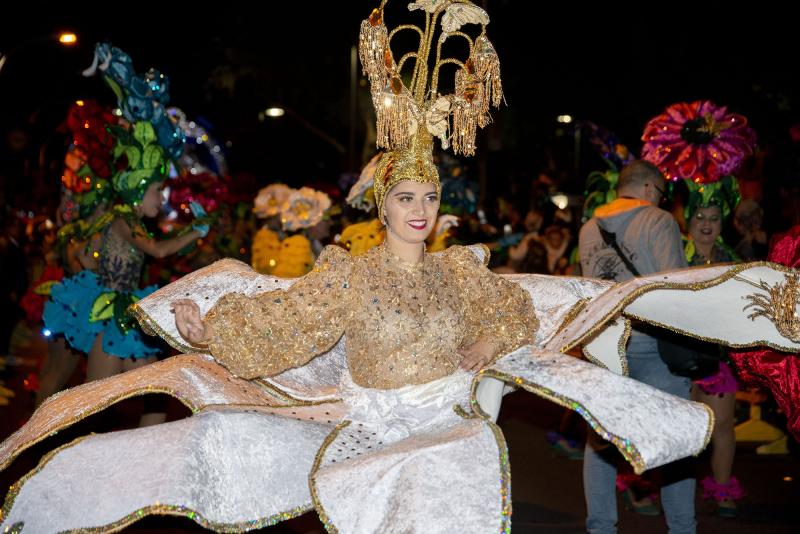 ¡Ha empezado el Carnaval! Y Tenerife, por supuesto, lo celebra por todo lo alto. La espectacular y colorida Cabalgata Anunciadora recorrió esta viernes algunas calles del centro de Santa Cruz de Tenerife, con su reina, Sara Cruz Teja, a la cabeza.