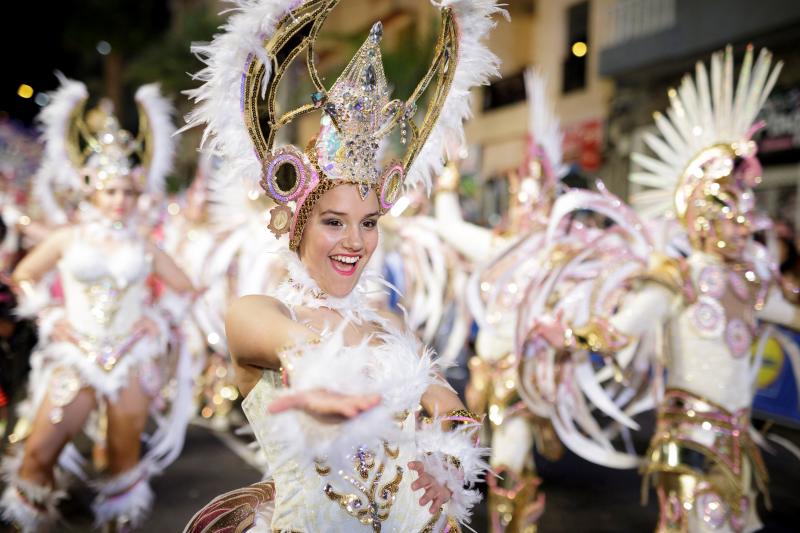 ¡Ha empezado el Carnaval! Y Tenerife, por supuesto, lo celebra por todo lo alto. La espectacular y colorida Cabalgata Anunciadora recorrió esta viernes algunas calles del centro de Santa Cruz de Tenerife, con su reina, Sara Cruz Teja, a la cabeza.