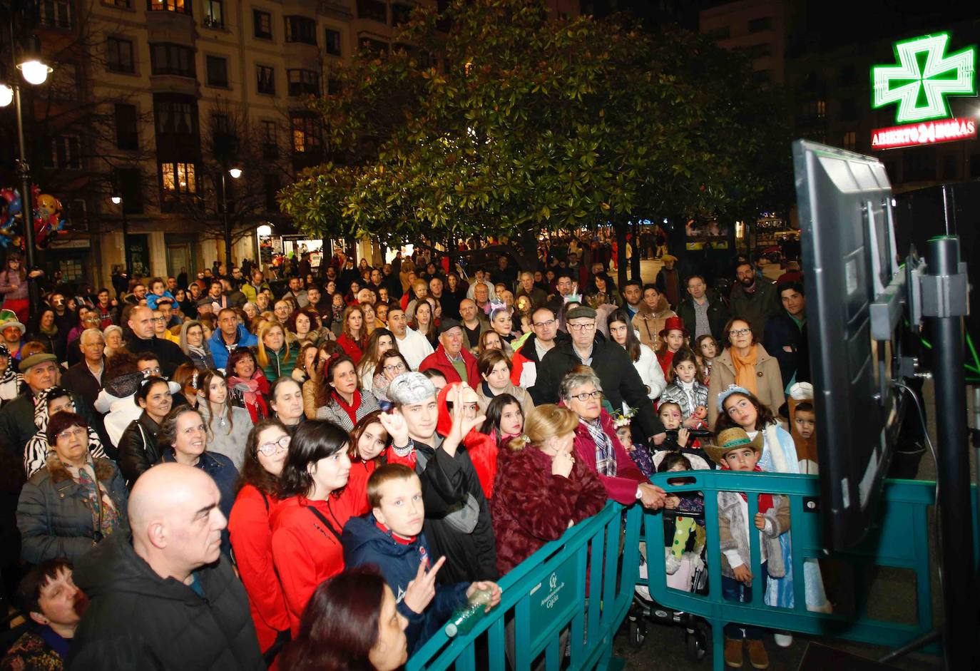 La primera jornada del concurso en el Antroxu gijonés reivindicó un «mundo más limpio» y abordó los sueños frustrados.