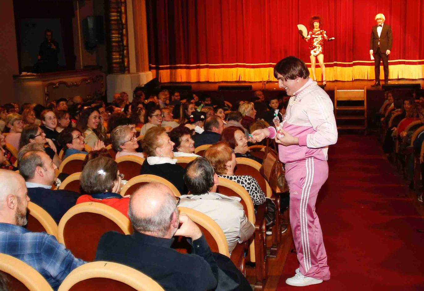 La primera jornada del concurso en el Antroxu gijonés reivindicó un «mundo más limpio» y abordó los sueños frustrados.