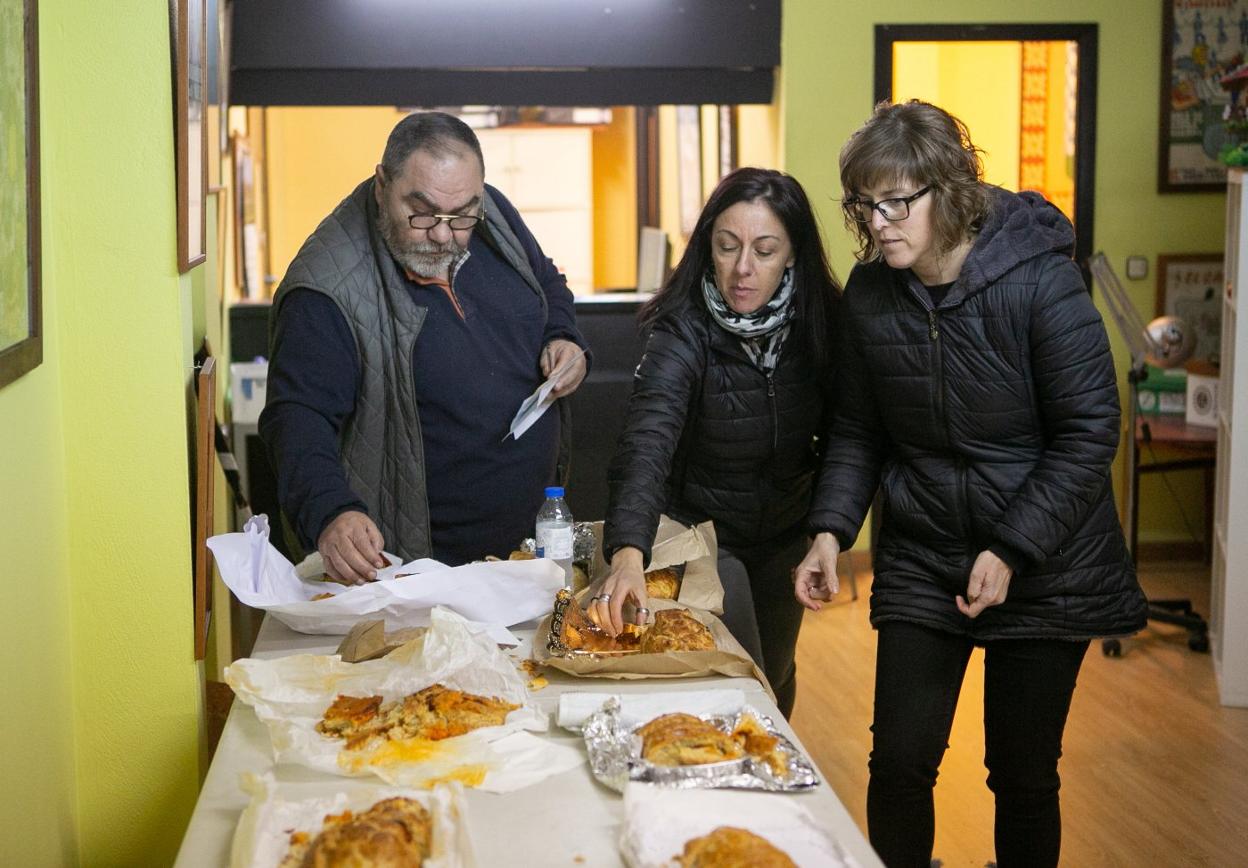 El presidente de Festejos, Jenaro Soto, con las juezas Cristina Álvarez y Alicia Rodríguez, probando los bollos participantes. 