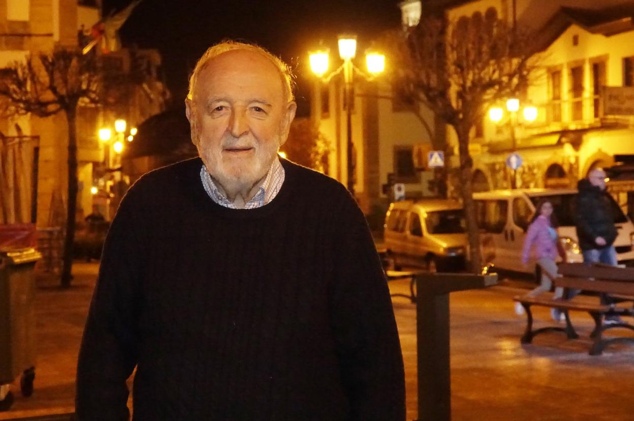 El periodista Diego Carcedo, ayer en la plaza Camila Beceña de Cangas de Onís. 