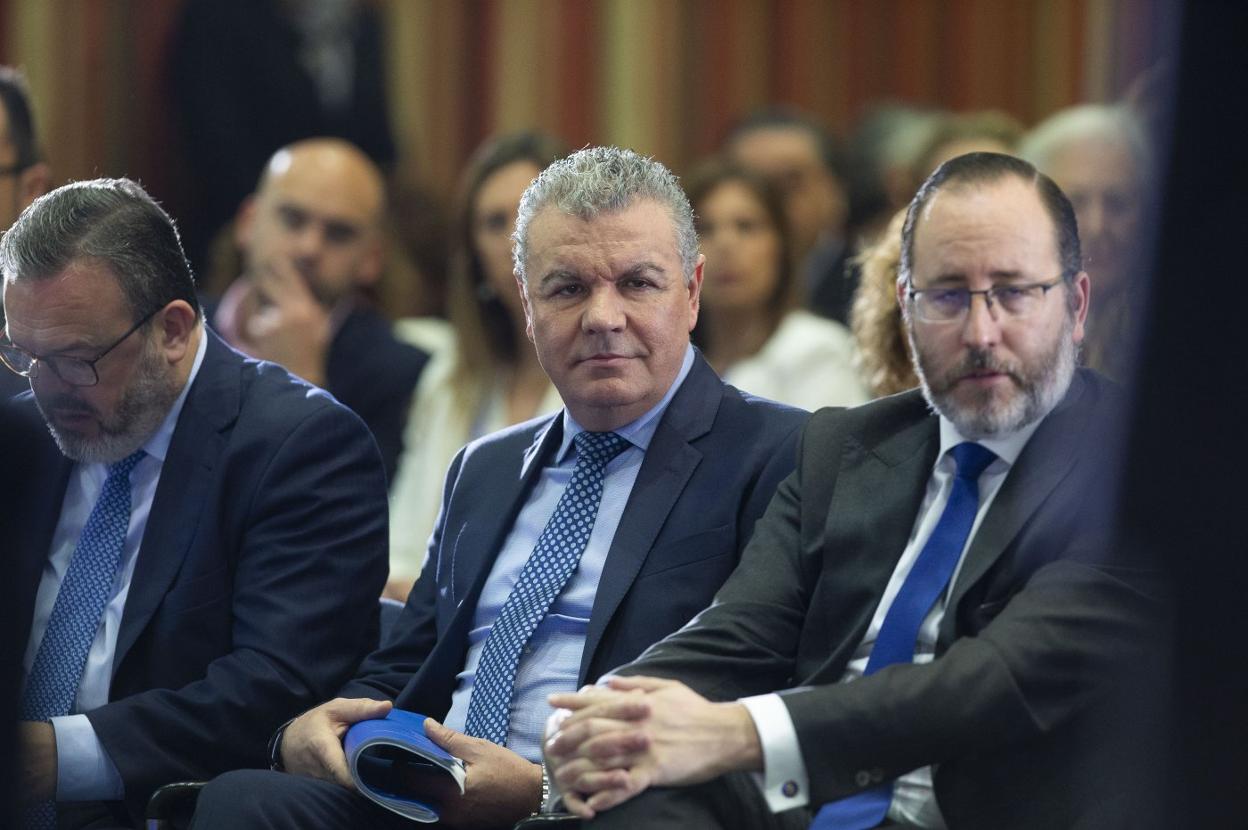 El presidente de Fade, Belarmino Feito, y el portavoz del PP en el Ayuntamiento de Oviedo, Mario Arias. 