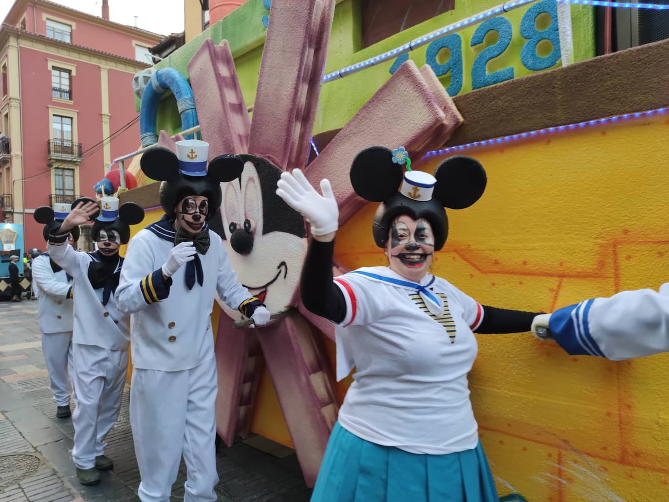 Los más originales y rimbombantes artilugios desfilan llenando las calles de espuma en la mayor fiesta del Antroxu avilesino.