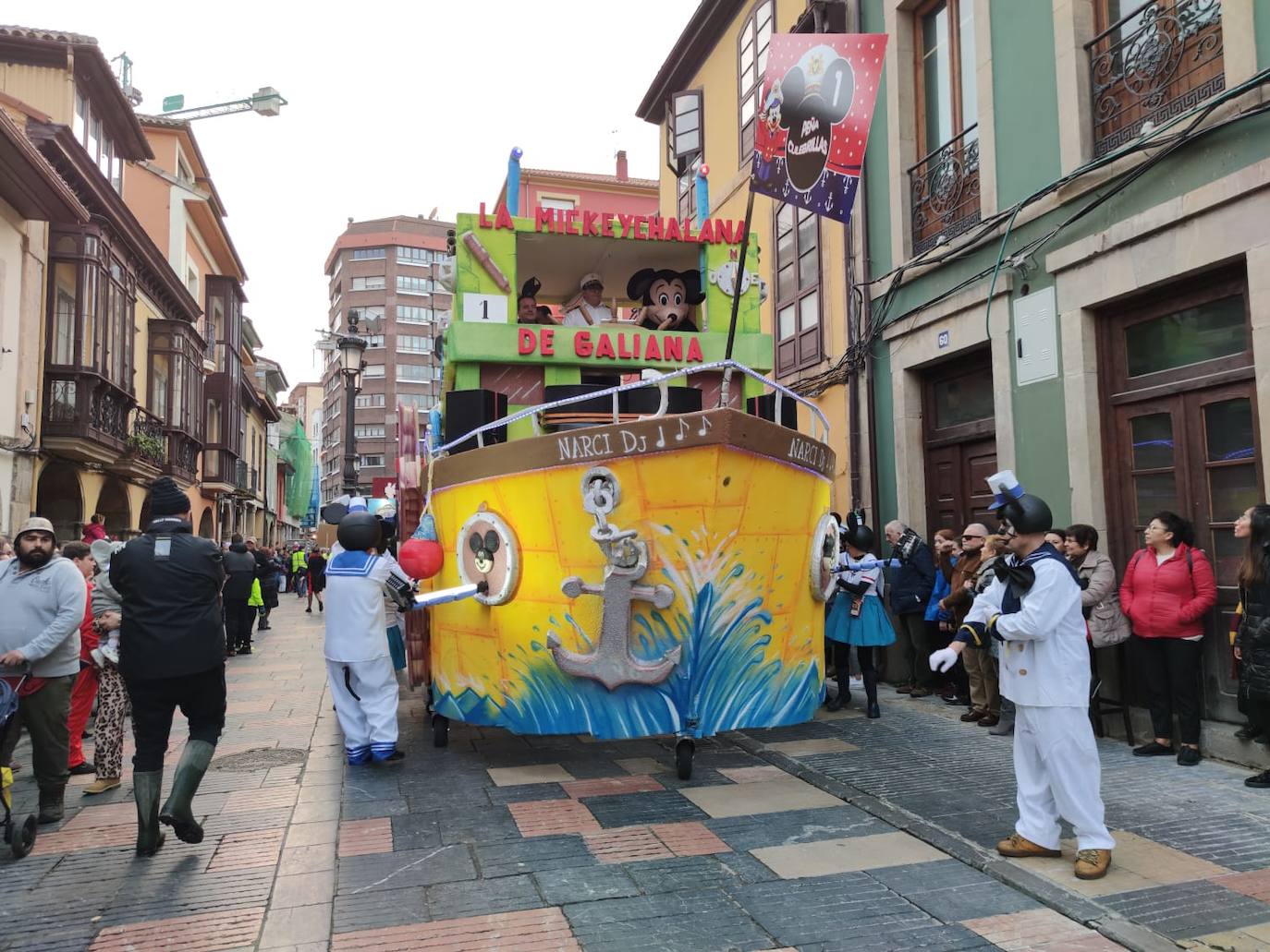 Los más originales y rimbombantes artilugios desfilan llenando las calles de espuma en la mayor fiesta del Antroxu avilesino.