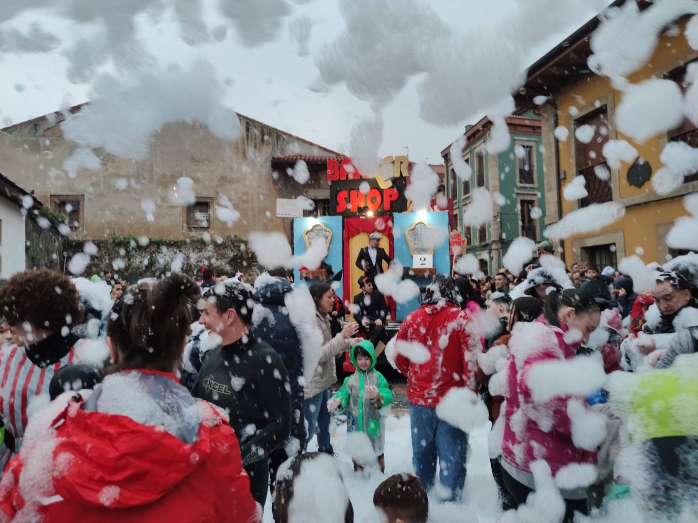 Los más originales y rimbombantes artilugios desfilan llenando las calles de espuma en la mayor fiesta del Antroxu avilesino.