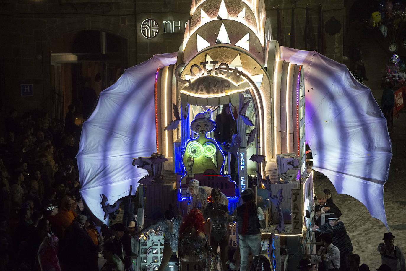 Los más originales y rimbombantes artilugios desfilan llenando las calles de espuma en la mayor fiesta del Antroxu avilesino.