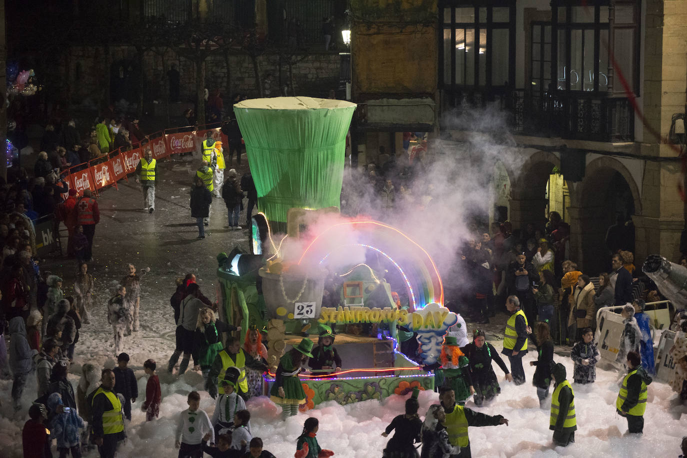 Los más originales y rimbombantes artilugios desfilan llenando las calles de espuma en la mayor fiesta del Antroxu avilesino.