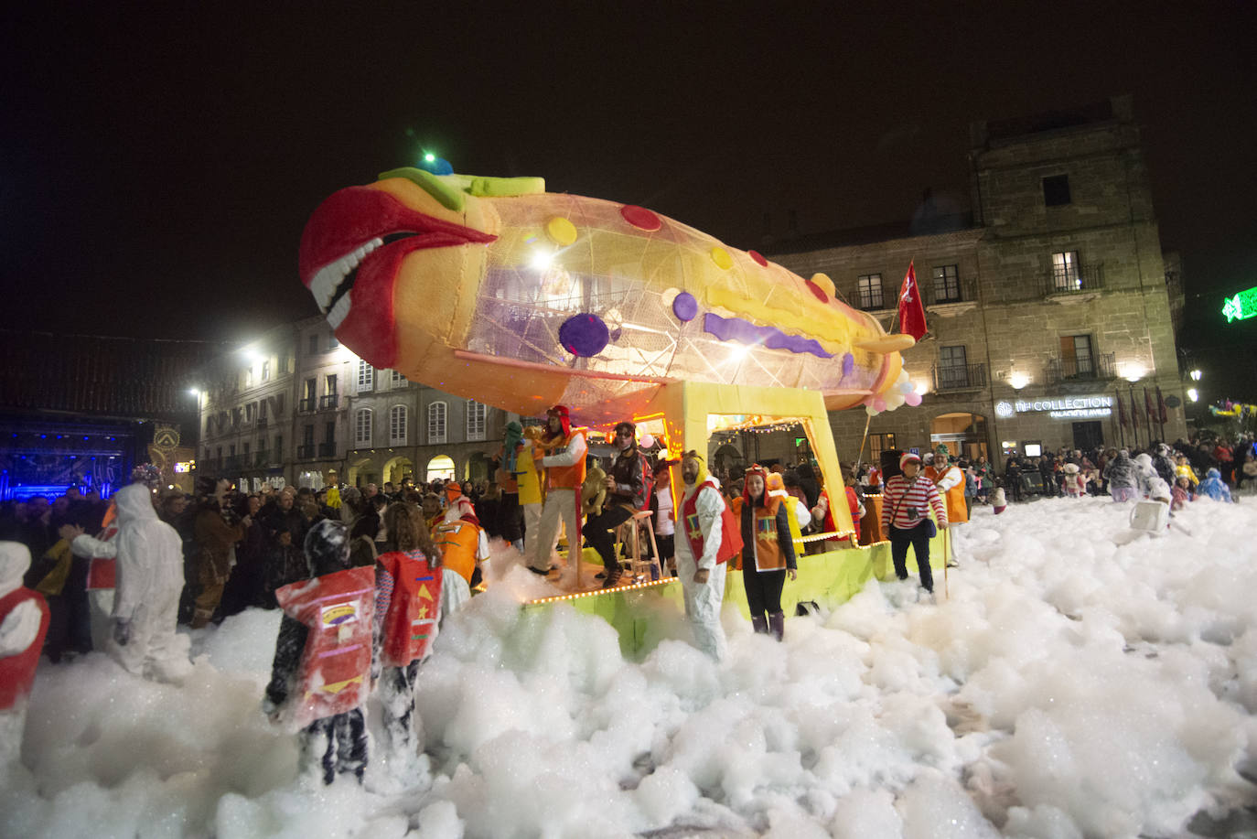 Los más originales y rimbombantes artilugios desfilan llenando las calles de espuma en la mayor fiesta del Antroxu avilesino.