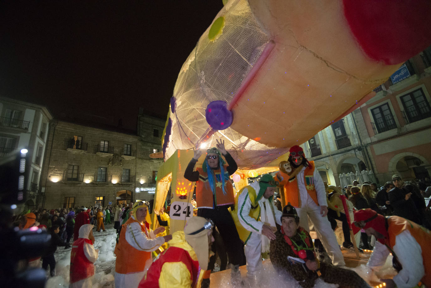 Los más originales y rimbombantes artilugios desfilan llenando las calles de espuma en la mayor fiesta del Antroxu avilesino.