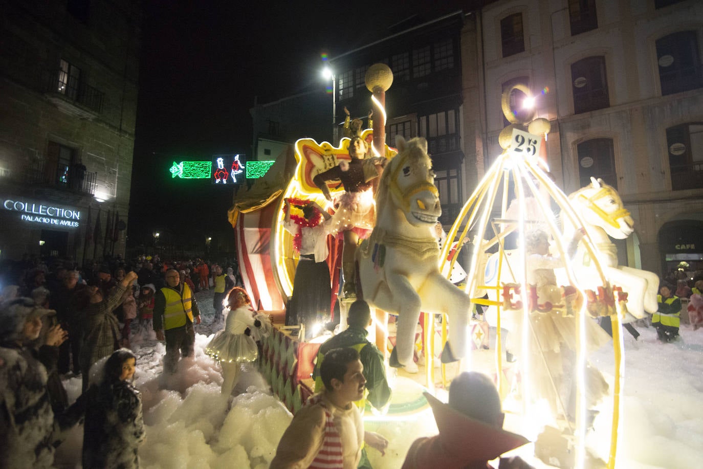 Los más originales y rimbombantes artilugios desfilan llenando las calles de espuma en la mayor fiesta del Antroxu avilesino.