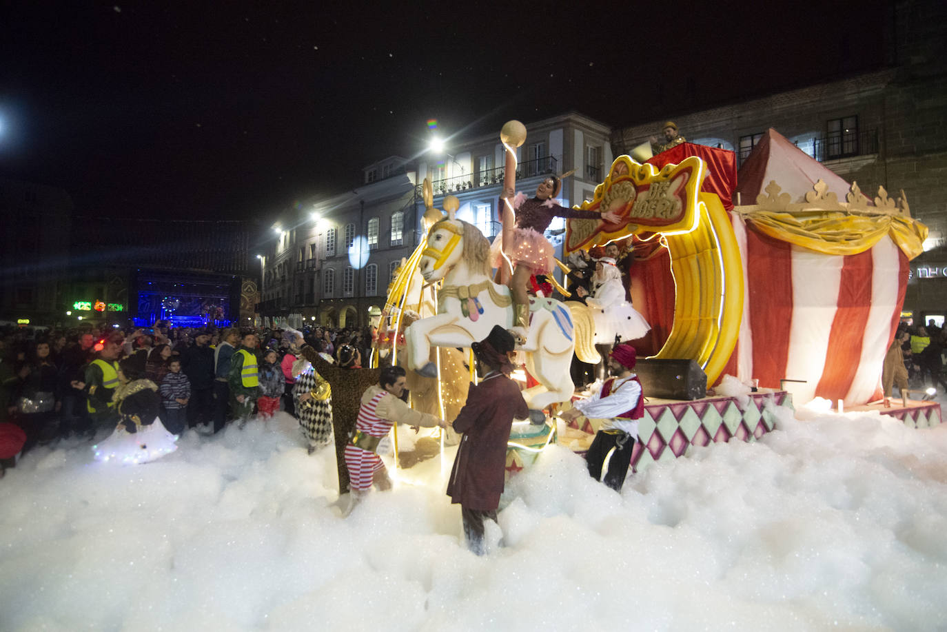 Los más originales y rimbombantes artilugios desfilan llenando las calles de espuma en la mayor fiesta del Antroxu avilesino.