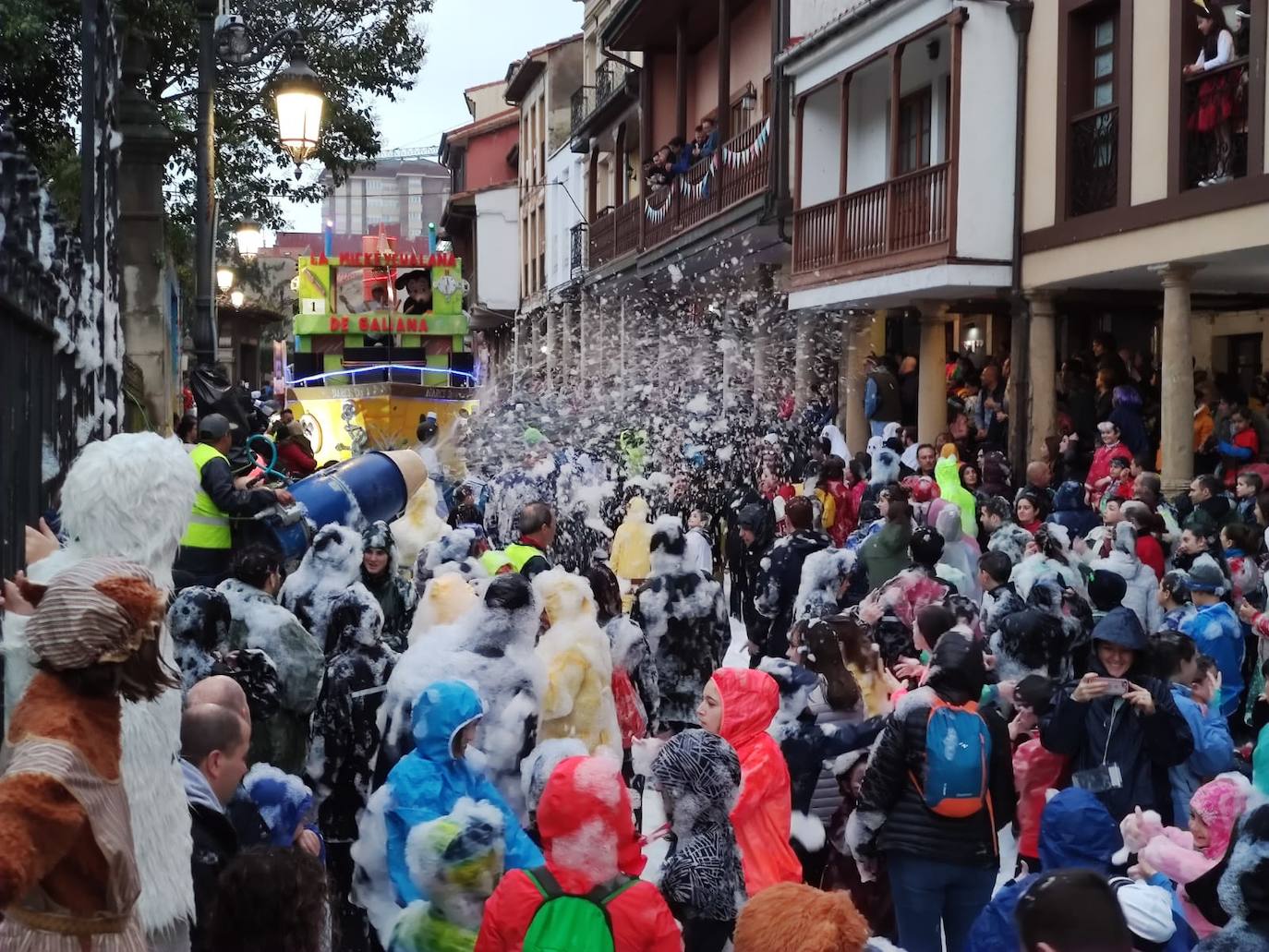 Los más originales y rimbombantes artilugios desfilan llenando las calles de espuma en la mayor fiesta del Antroxu avilesino.