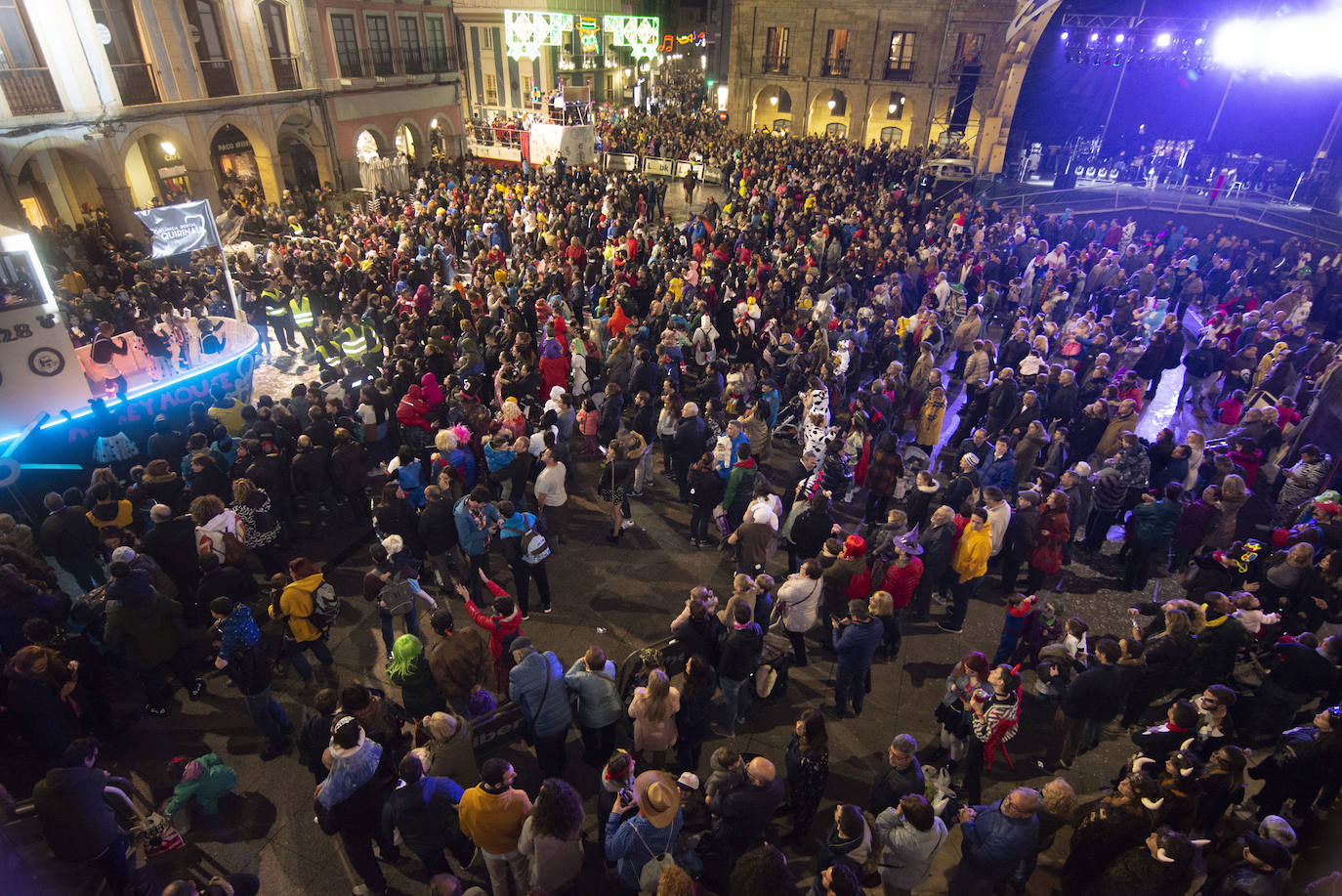 Los más originales y rimbombantes artilugios desfilan llenando las calles de espuma en la mayor fiesta del Antroxu avilesino.