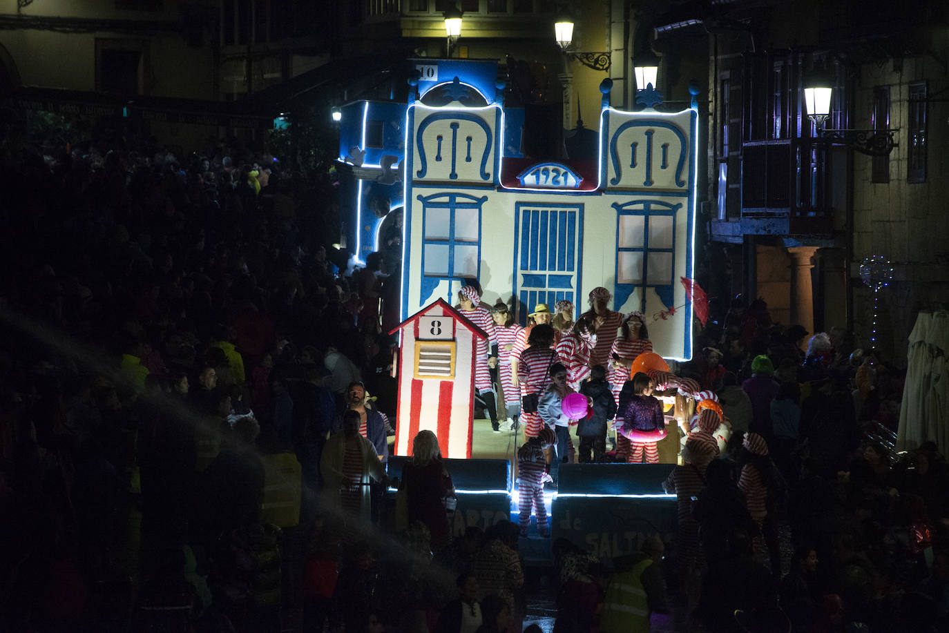 Los más originales y rimbombantes artilugios desfilan llenando las calles de espuma en la mayor fiesta del Antroxu avilesino.