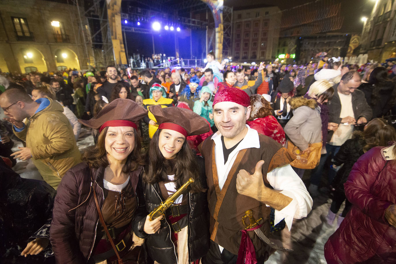 Los más originales y rimbombantes artilugios desfilan llenando las calles de espuma en la mayor fiesta del Antroxu avilesino.