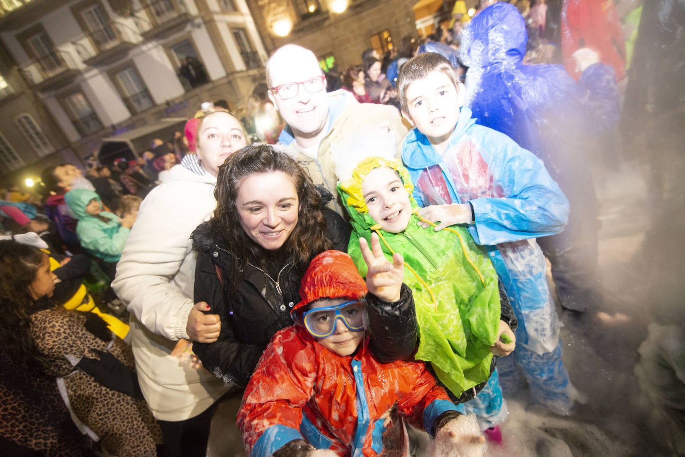 Los más originales y rimbombantes artilugios desfilan llenando las calles de espuma en la mayor fiesta del Antroxu avilesino.