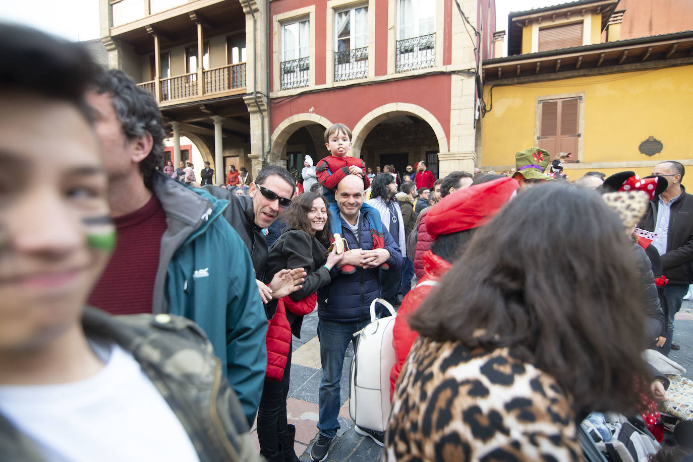 Los más originales y rimbombantes artilugios desfilan llenando las calles de espuma en la mayor fiesta del Antroxu avilesino.