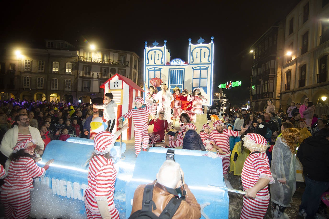 Los más originales y rimbombantes artilugios desfilan llenando las calles de espuma en la mayor fiesta del Antroxu avilesino.