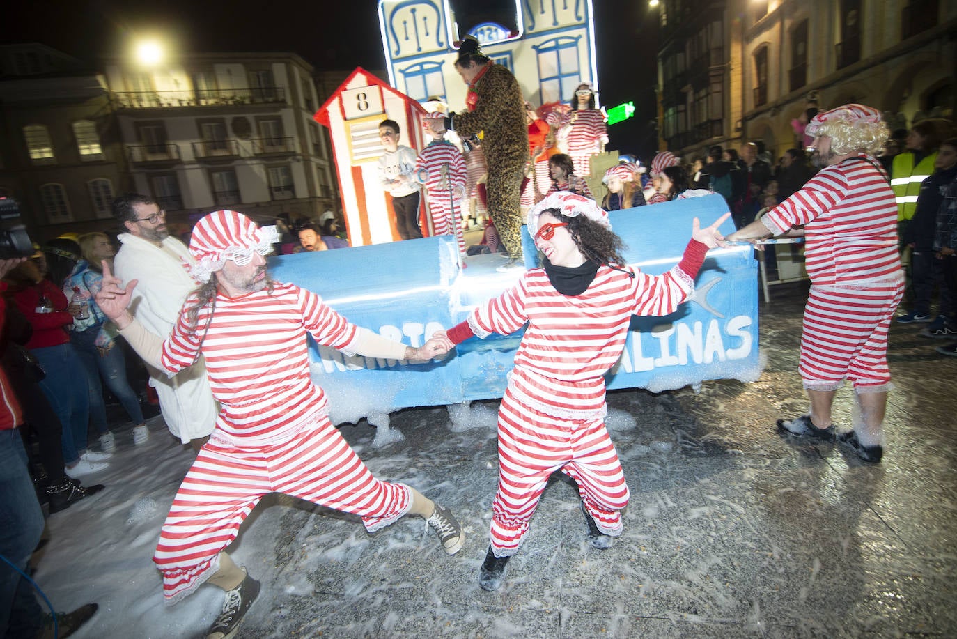 Los más originales y rimbombantes artilugios desfilan llenando las calles de espuma en la mayor fiesta del Antroxu avilesino.