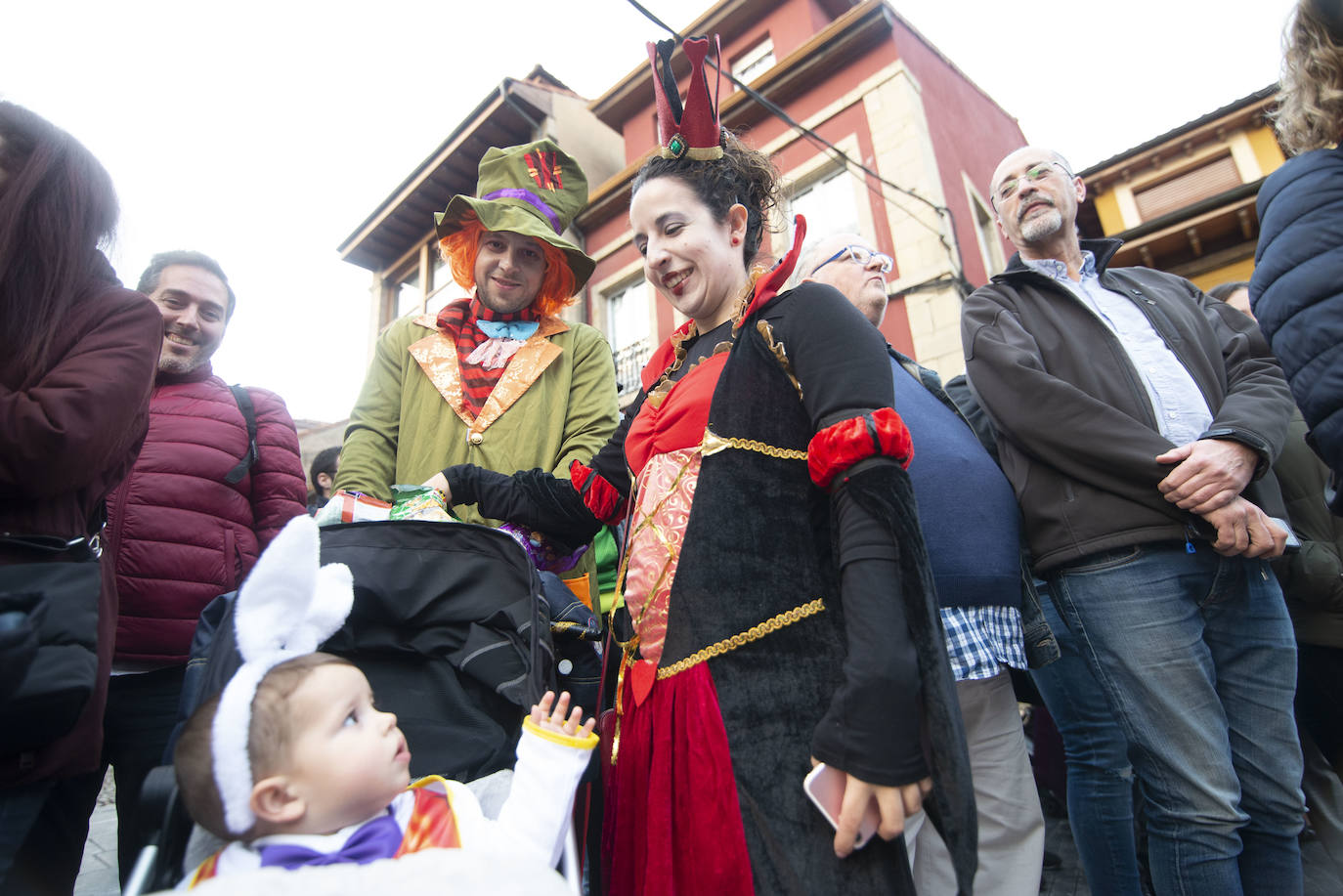 Los más originales y rimbombantes artilugios desfilan llenando las calles de espuma en la mayor fiesta del Antroxu avilesino.