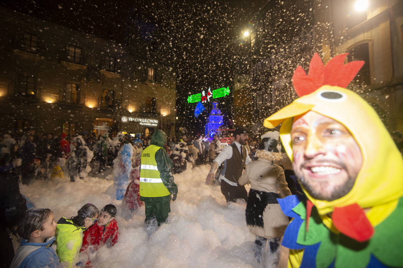 Los más originales y rimbombantes artilugios desfilan llenando las calles de espuma en la mayor fiesta del Antroxu avilesino.