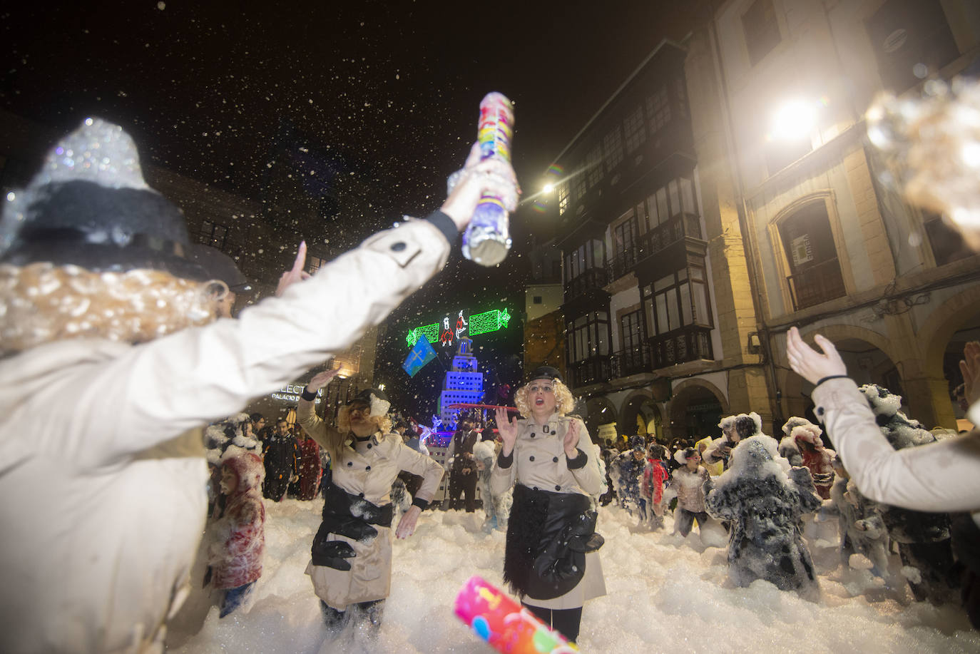 Los más originales y rimbombantes artilugios desfilan llenando las calles de espuma en la mayor fiesta del Antroxu avilesino.