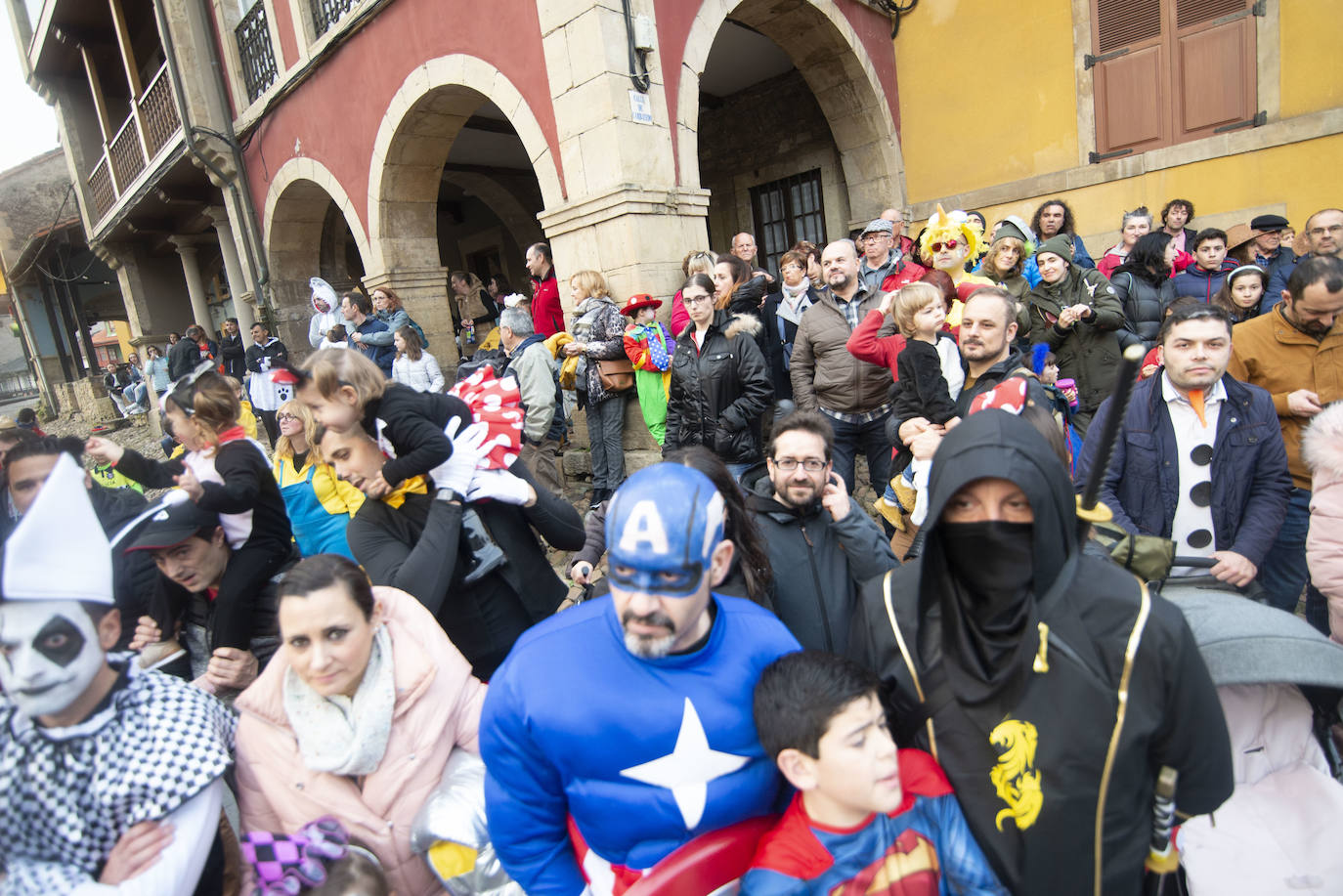 Los más originales y rimbombantes artilugios desfilan llenando las calles de espuma en la mayor fiesta del Antroxu avilesino.