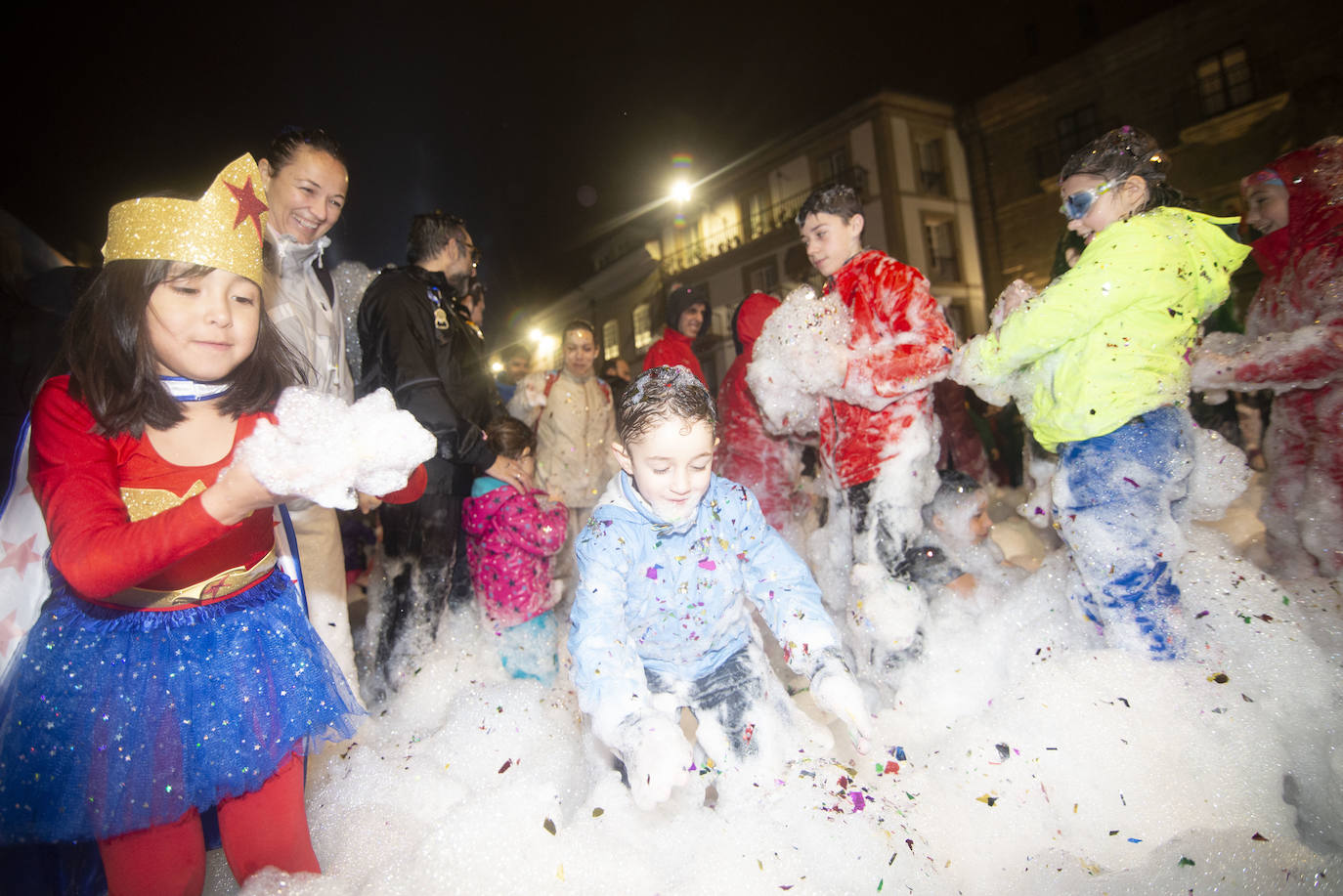 Los más originales y rimbombantes artilugios desfilan llenando las calles de espuma en la mayor fiesta del Antroxu avilesino.