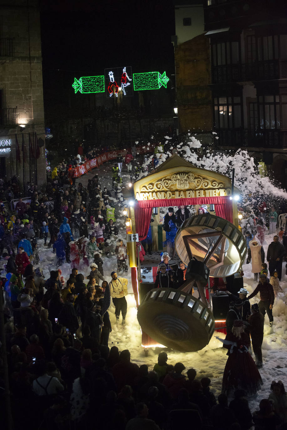 Los más originales y rimbombantes artilugios desfilan llenando las calles de espuma en la mayor fiesta del Antroxu avilesino.