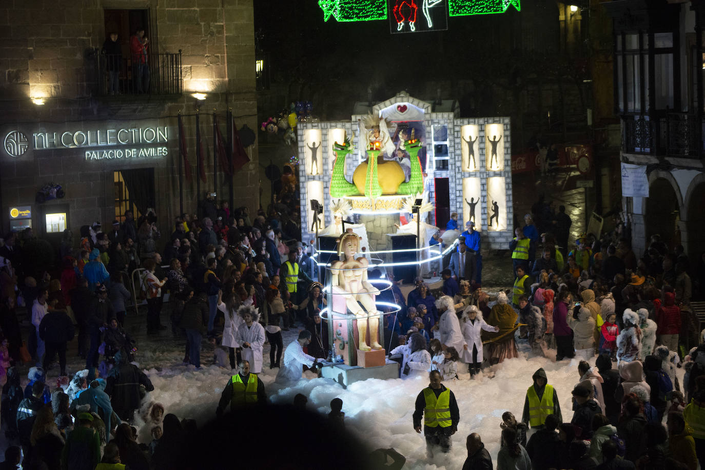 Los más originales y rimbombantes artilugios desfilan llenando las calles de espuma en la mayor fiesta del Antroxu avilesino.