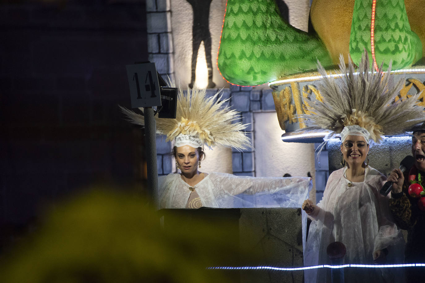 Los más originales y rimbombantes artilugios desfilan llenando las calles de espuma en la mayor fiesta del Antroxu avilesino.