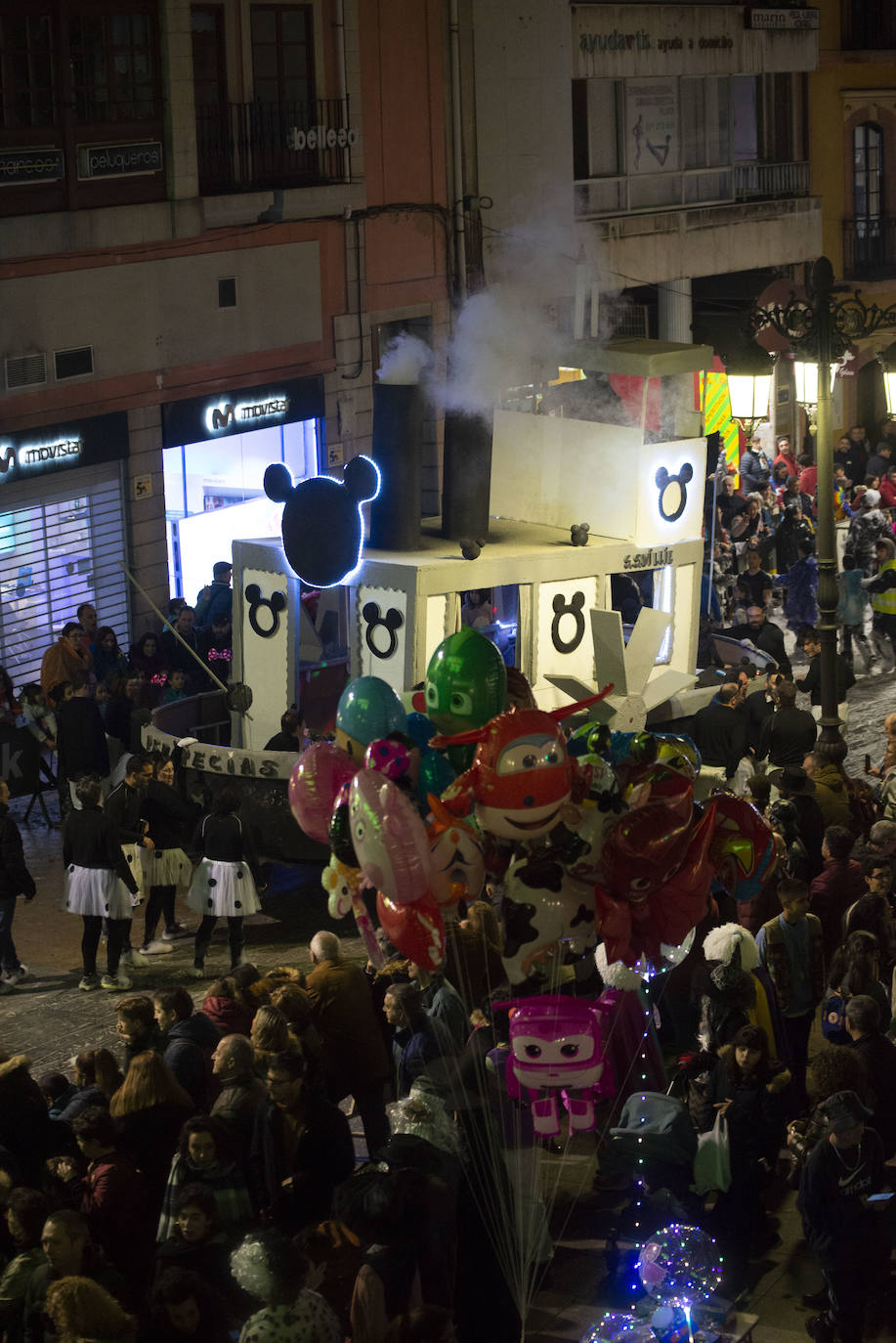 Los más originales y rimbombantes artilugios desfilan llenando las calles de espuma en la mayor fiesta del Antroxu avilesino.