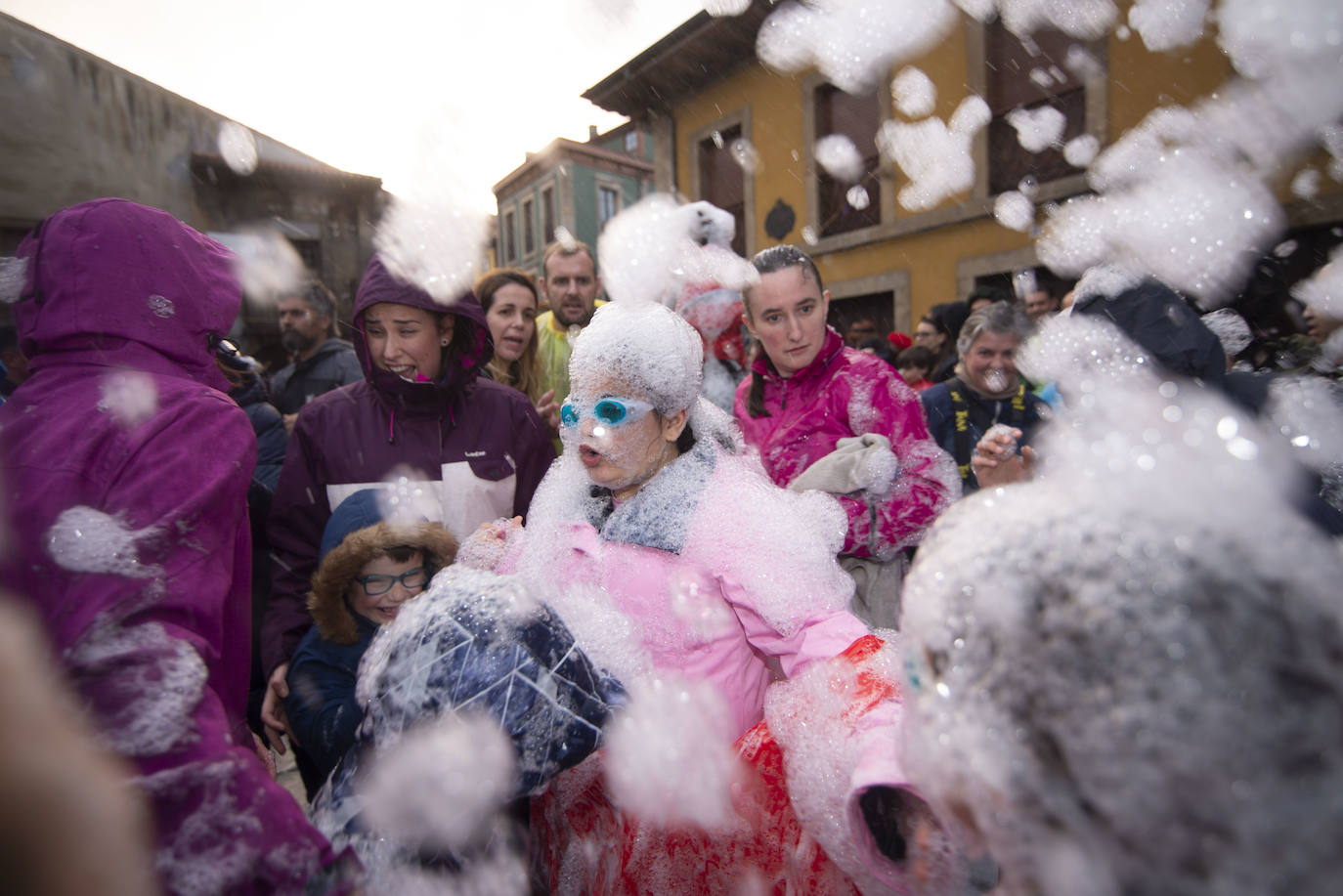 Los más originales y rimbombantes artilugios desfilan llenando las calles de espuma en la mayor fiesta del Antroxu avilesino.