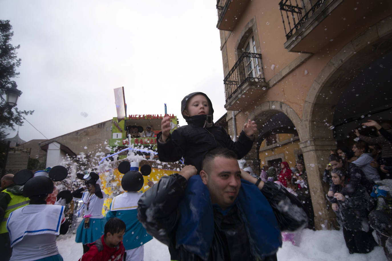 Los más originales y rimbombantes artilugios desfilan llenando las calles de espuma en la mayor fiesta del Antroxu avilesino.