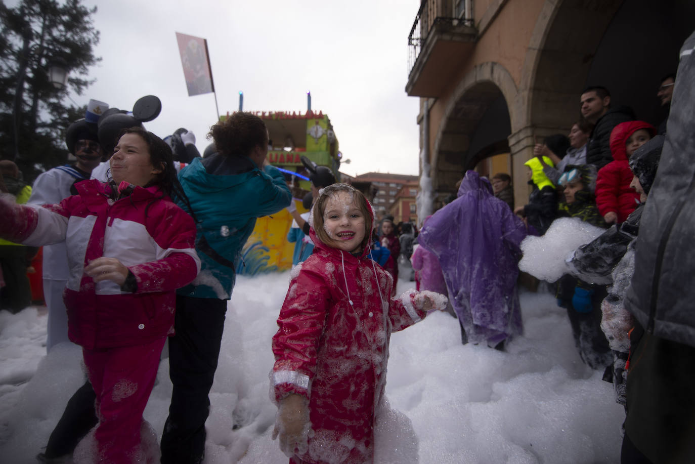 Los más originales y rimbombantes artilugios desfilan llenando las calles de espuma en la mayor fiesta del Antroxu avilesino.