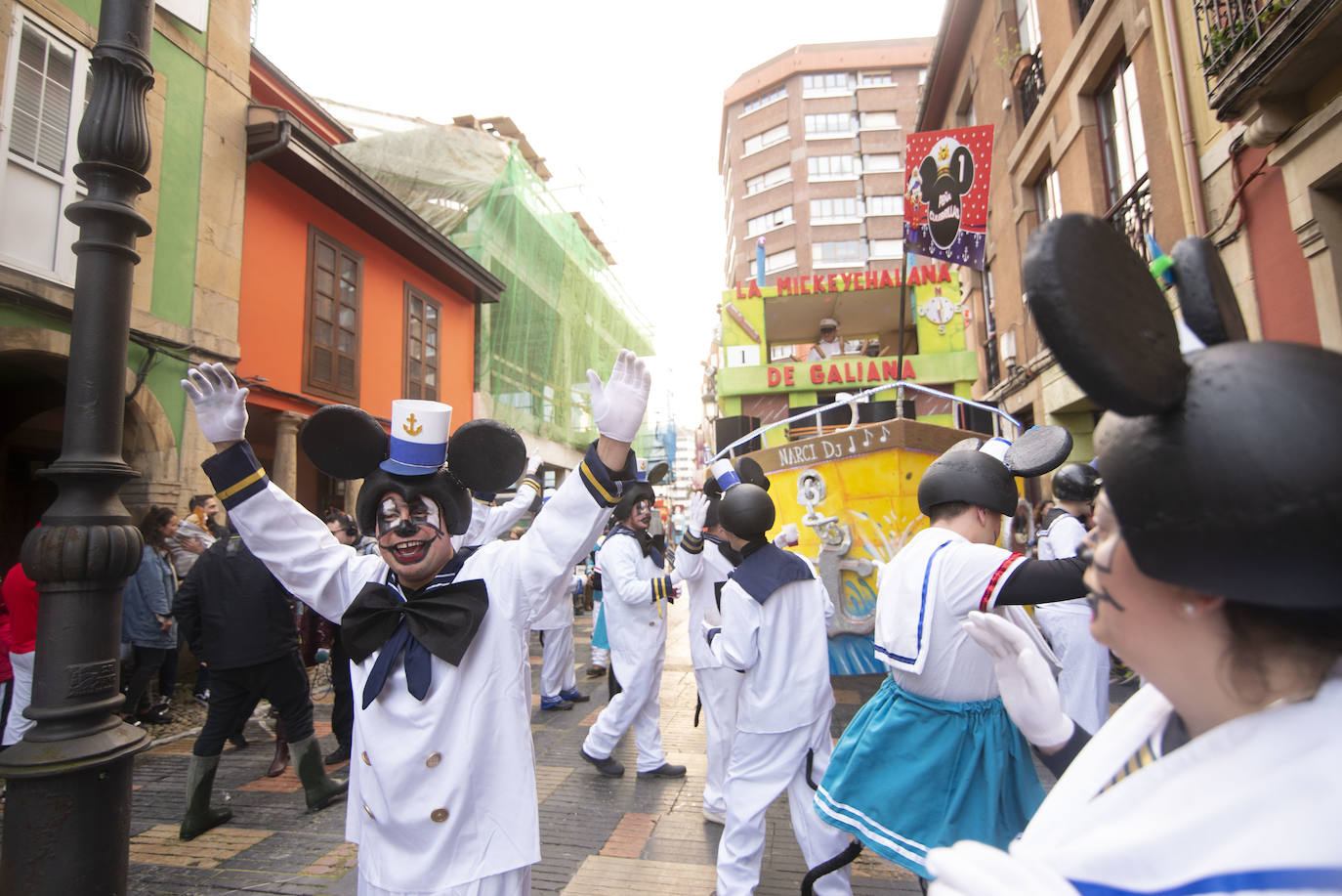 Los más originales y rimbombantes artilugios desfilan llenando las calles de espuma en la mayor fiesta del Antroxu avilesino.