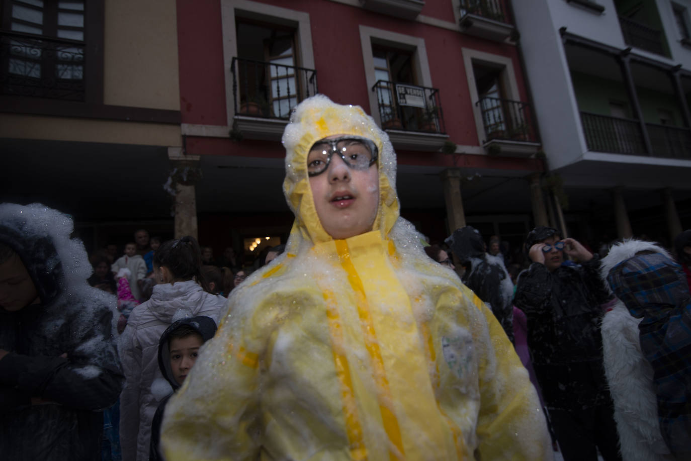 Los más originales y rimbombantes artilugios desfilan llenando las calles de espuma en la mayor fiesta del Antroxu avilesino.