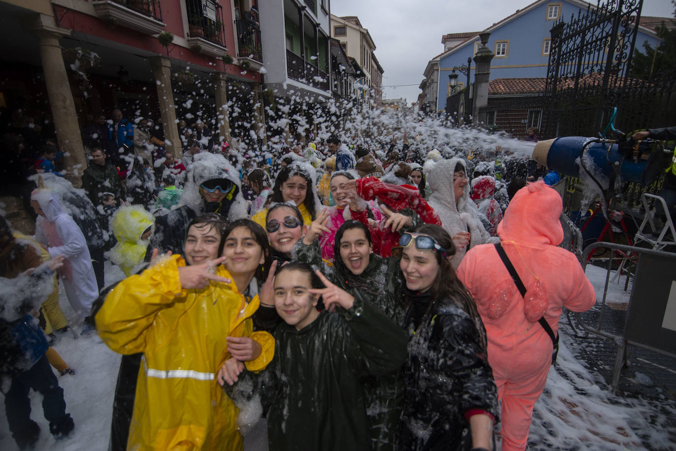 Los más originales y rimbombantes artilugios desfilan llenando las calles de espuma en la mayor fiesta del Antroxu avilesino.