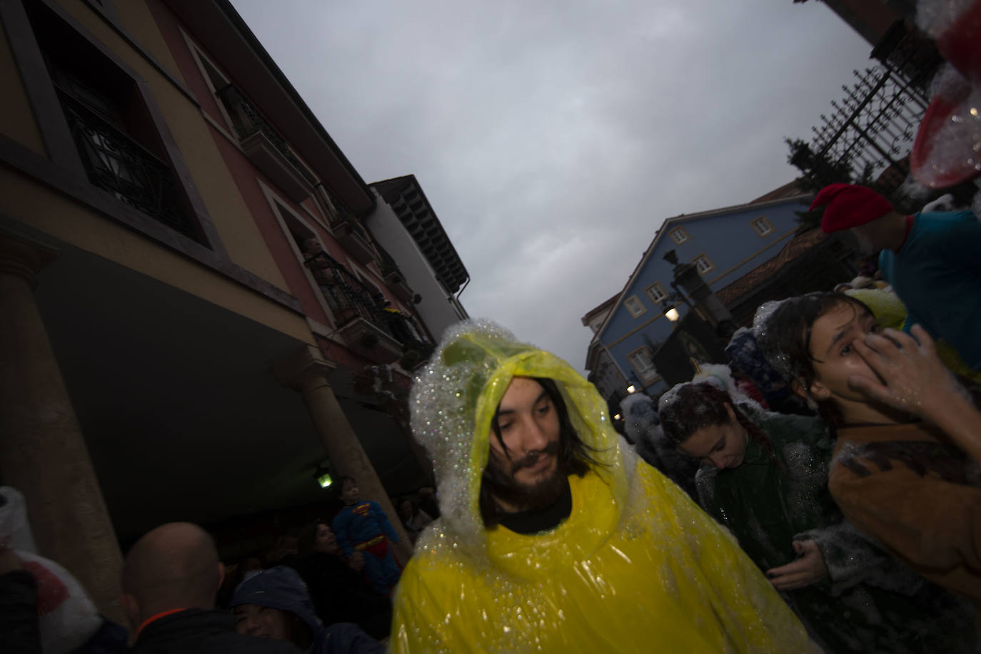 Los más originales y rimbombantes artilugios desfilan llenando las calles de espuma en la mayor fiesta del Antroxu avilesino.