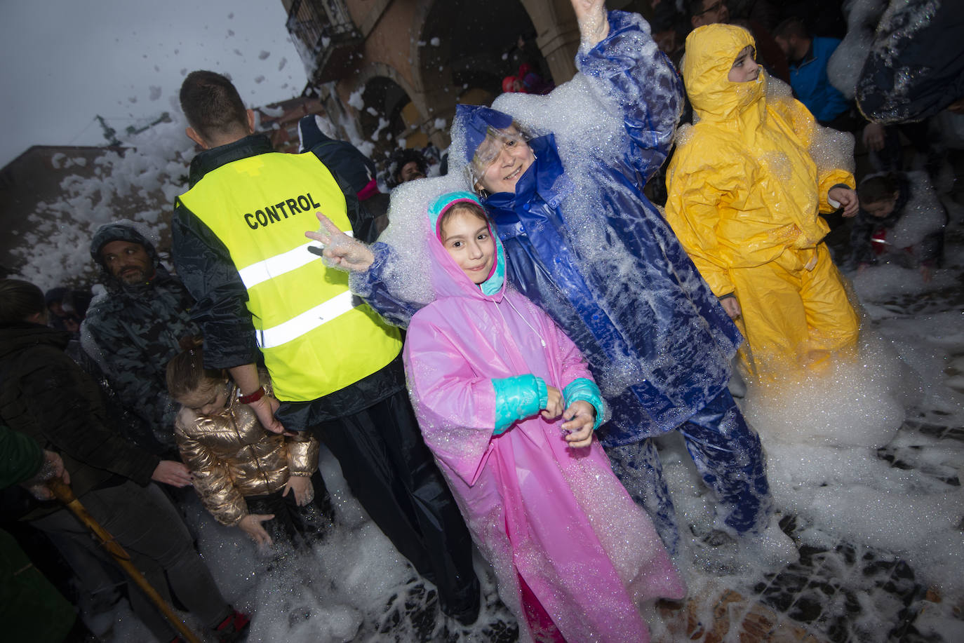 Los más originales y rimbombantes artilugios desfilan llenando las calles de espuma en la mayor fiesta del Antroxu avilesino.