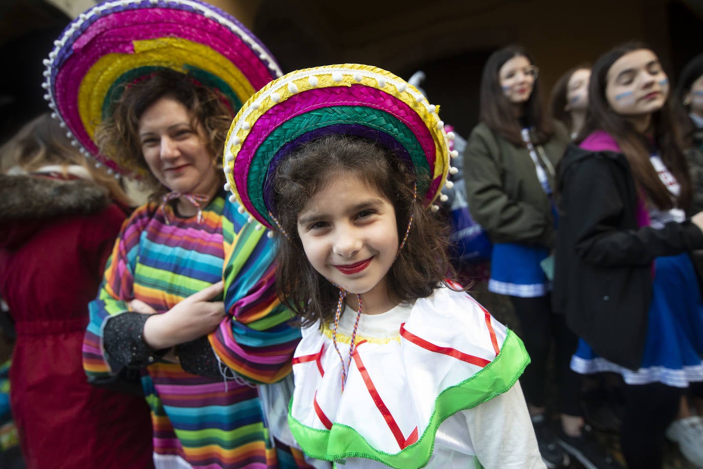 Los más originales y rimbombantes artilugios desfilan llenando las calles de espuma en la mayor fiesta del Antroxu avilesino.