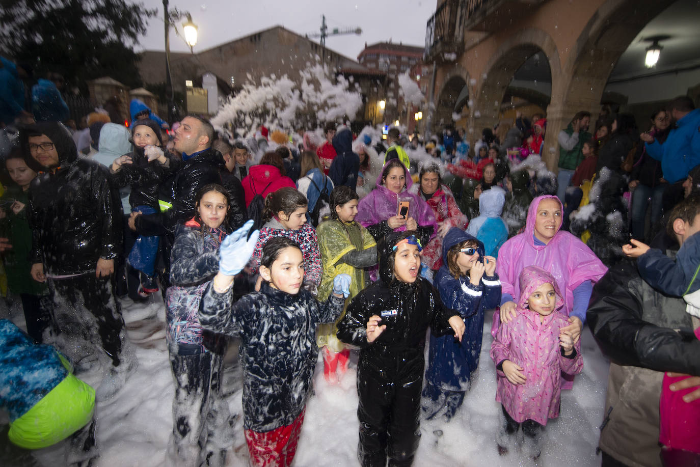 Los más originales y rimbombantes artilugios desfilan llenando las calles de espuma en la mayor fiesta del Antroxu avilesino.