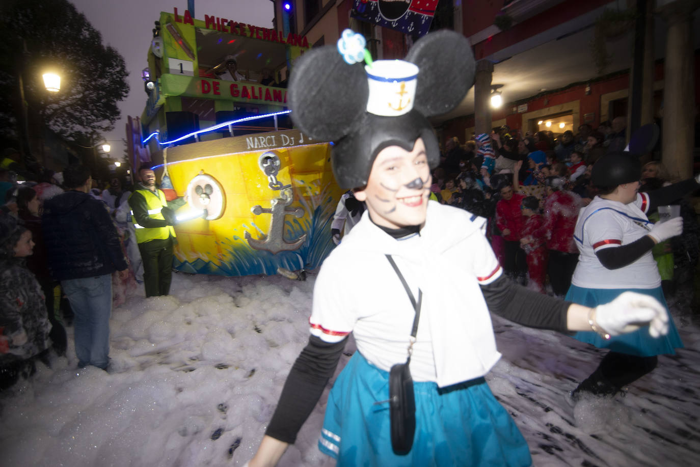 Los más originales y rimbombantes artilugios desfilan llenando las calles de espuma en la mayor fiesta del Antroxu avilesino.