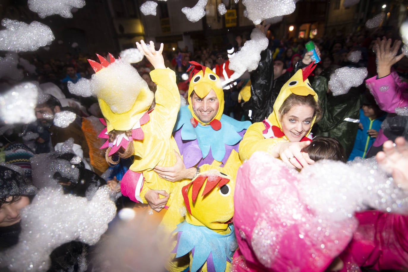 Los más originales y rimbombantes artilugios desfilan llenando las calles de espuma en la mayor fiesta del Antroxu avilesino.