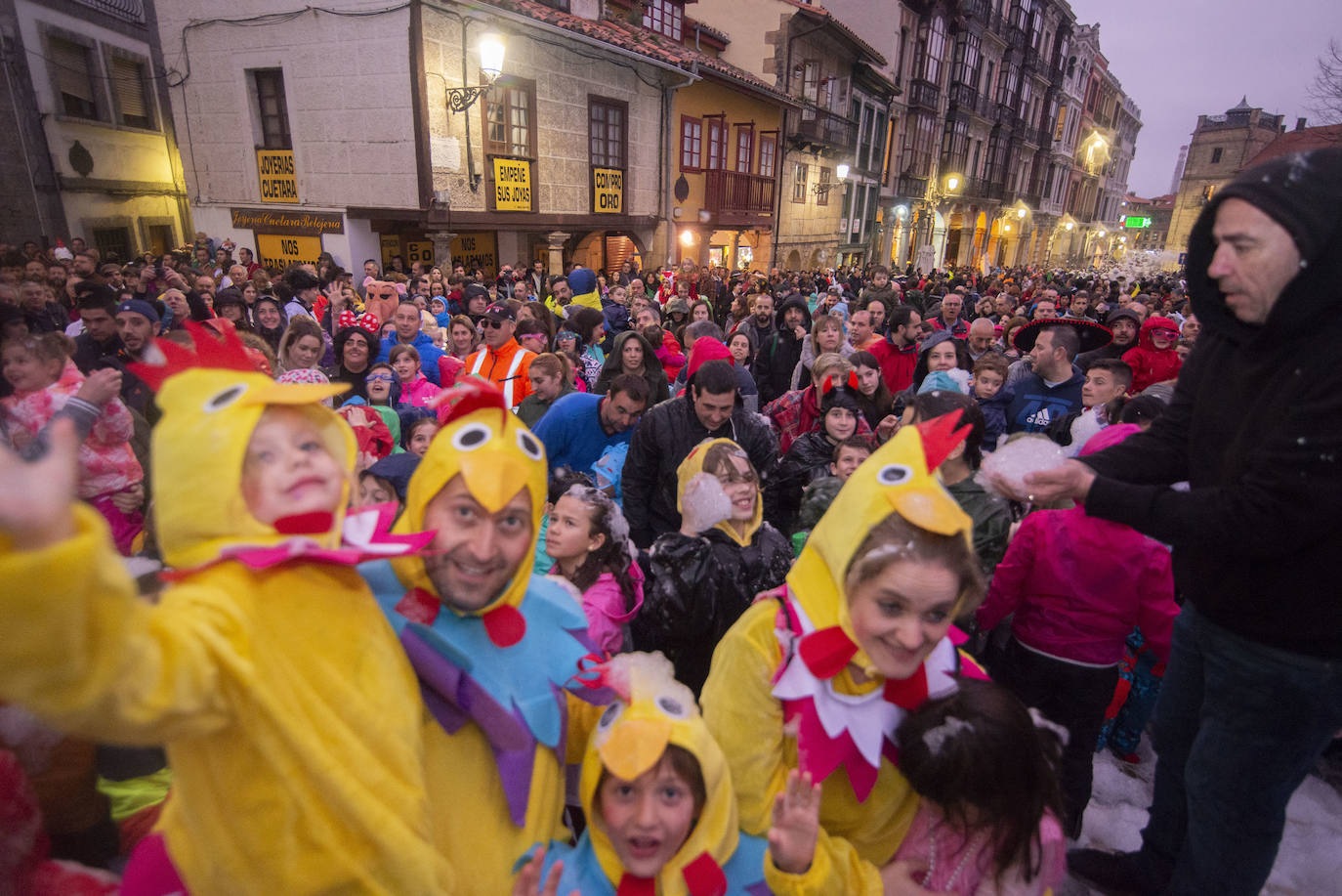 Los más originales y rimbombantes artilugios desfilan llenando las calles de espuma en la mayor fiesta del Antroxu avilesino.